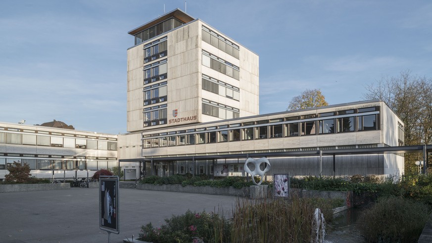 View of the town hall with the municipal administration and the tax administration of Uster, Switzerland, pictured on October 30, 2014. (KEYSTONE/Christian Beutler)

Das Stadthaus von Uster mit der St ...