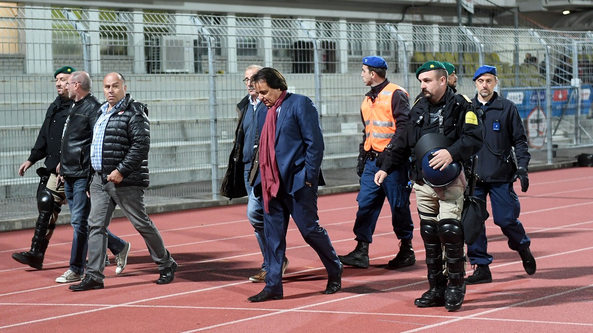 ARCHIVBILD ZUR SANKTION GEGEN SION-PRAESIDENT CHRISTIAN CONSTANTIN --- Sion's President Christian Constantin, center, escorted by the police, during the Super League soccer match FC Lugano agains ...