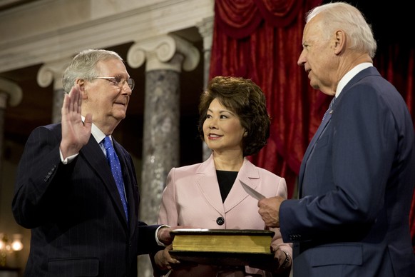 Der wiedergewählte Senator Mitch McConnell leistet im Beisein von Vizepräsident Joe Biden den Amtseid. McConnell ist neu Mehrheitsführer für die Republikaner, welche die Kontrolle über den Senat übernommen haben.