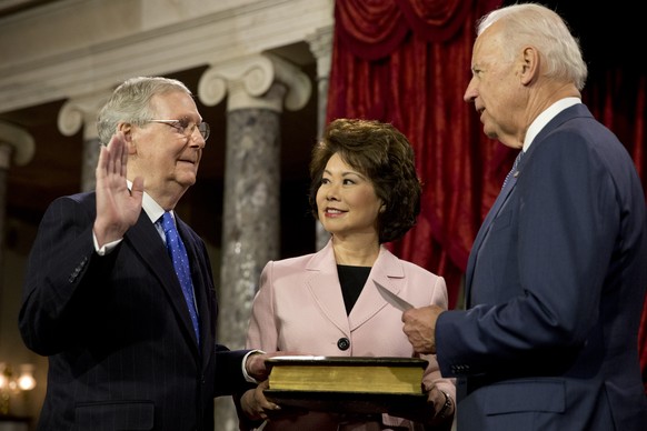 Der wiedergewählte Senator Mitch McConnell leistet im Beisein von Vizepräsident Joe Biden den Amtseid. McConnell ist neu Mehrheitsführer für die Republikaner, welche die Kontrolle über den Senat übern ...