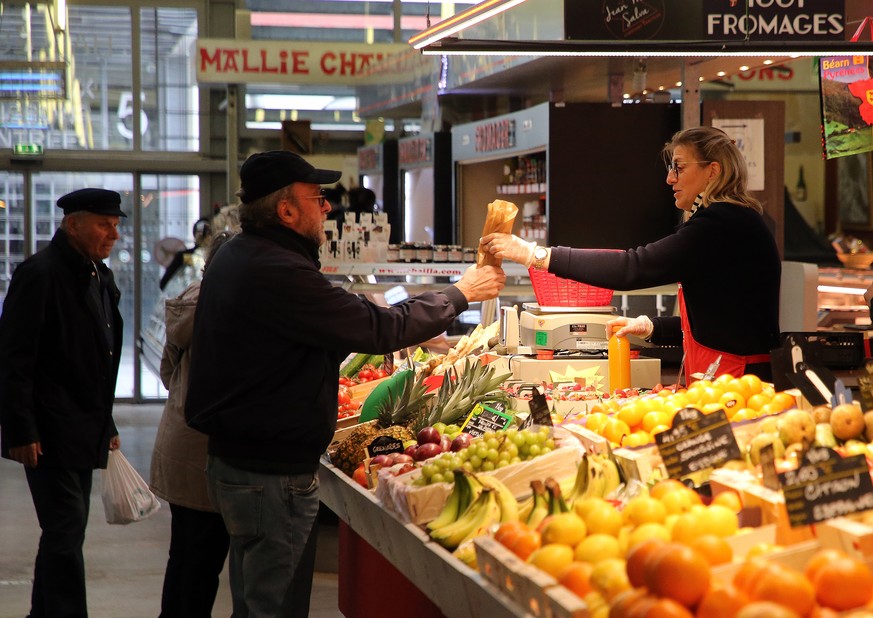 People without face mask at a market in Biarritz, southwestern France, Monday, March 14, 2022. France has lifted most COVID-19 restrictions on Monday, allowing people to remove face masks in almost al ...