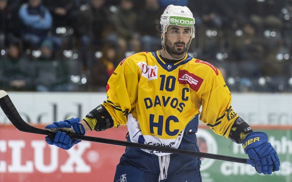 Davos&#039; Andres Ambuehl schaut zur Bank, im Eishockey Meisterschaftsspiel der National League zwischen dem SC Bern und dem HC Davos, am Samstag, 11. Dezember 2021 in der Postfinance Arena in Bern.  ...