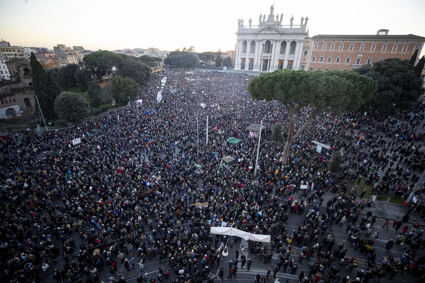 epa08071628 Supporters of the &#039;Sardines&#039;, an anti-populist left-wing movement, during a rally at San Giovanni Square in Rome, Italy, 14 December 2019. Italy&#039;s Anti-Salvini &#039;Sardine ...