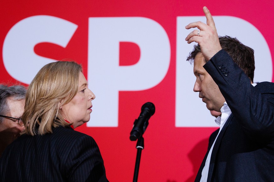 epaselect epa12854514 German Finance Minister and Social Democratic Party (SPD) co-chairman Lars Klingbeil (R) and German Labor Minister and Social Democratic Party (SPD) co-chair Baerbel Bas (L) talk ...