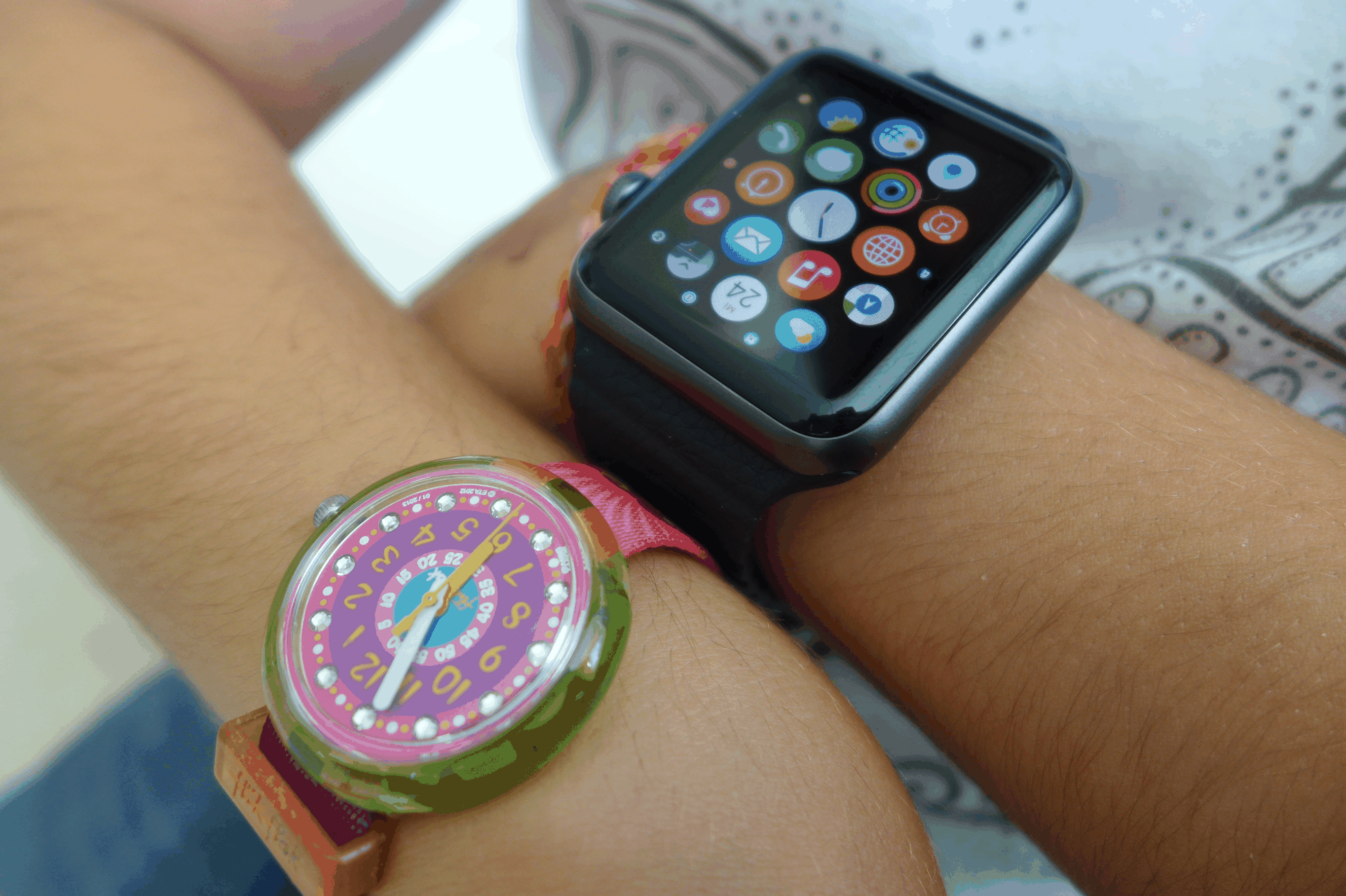 Flik-Flak-Kinderuhr vs. Apple Watch Sport.