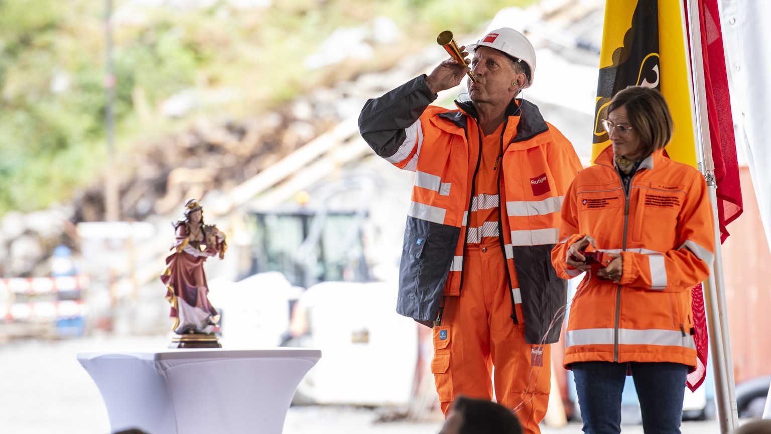 Das Sprenghorn wird zu einer Imitierten Sprengung geblasen, beim offiziellen Spatenstich zum Baustart der zweiten Roehre des Gotthard Strassentunnel am Nordprtal in Goeschenen am Donnerstag, 29. Septe ...