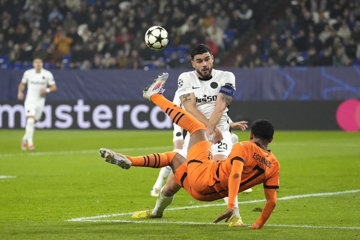Shakhtar's Eguinaldo challenges for the ball with Young Boys' Loris Benito during the Champions League opening phase soccer match between Shakhtar Donetsk and Young Boys Bern at the Arena Au ...