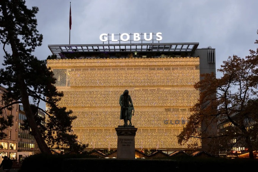 Globus-Warenhaus an der Schweizergasse/Löwenplatz in Zürich mit weihnachtlicher Beleuchtung, fotografiert am 24. November 2023.