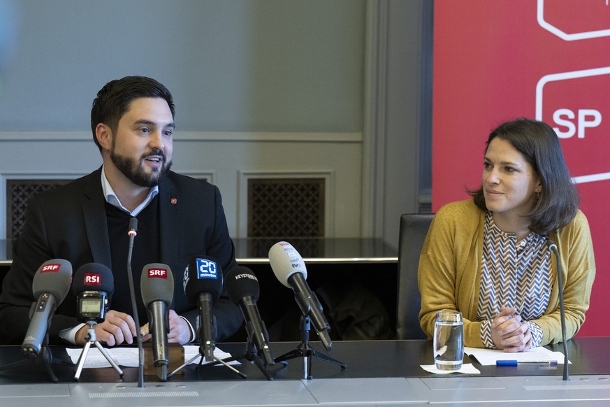 Cedric Wermuth, Co Praesident und Nationalrat (AG), und Mattea Meyer, Co Praesidentin und Nationalraetin (ZH), von links, von der SP Schweiz aeussern sich zum Ruecktritt von Bundesraetin Simonetta Som ...