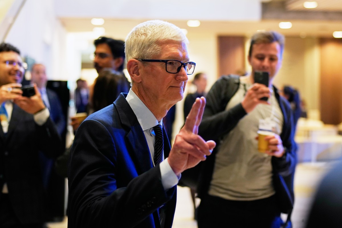 Apple CEO Tim Cook reacts after a meeting with President Donald Trump during the Annual Meeting of the World Economic Forum in Davos, Switzerland, Wednesday, Jan. 21, 2026. (AP Photo/Markus Schreiber) ...