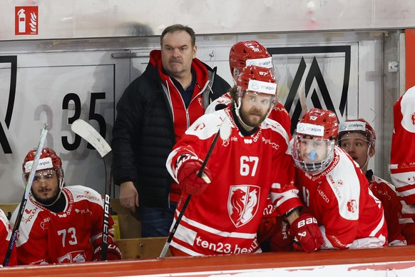 Head Coach Heinz Ehlers (EHCV) und seine Spieler beobachten das Spielgeschehen im zweiten Spiel der League Qualification der Eishockey National League zwischen dem EHC Visp und HC Ajoie, am Donnerstag ...