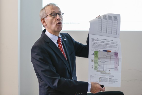 Michael Ambuehl, Professor an der ETH Zuerich, spricht waehrend einer Medienkonferenz ueber die &quot;Bottom-up Schutzklausel&quot;, am Montag, 7. Maerz 2016, im Haus der Kantone in Bern. (KEYSTONE/Pe ...