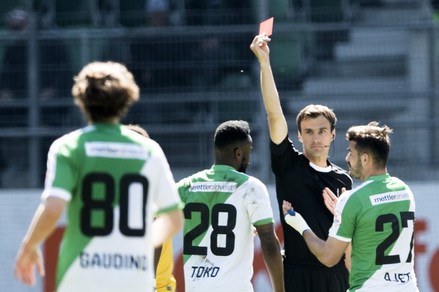 Schiedsrichter Stephan Klossner, Mitte rechts, zeigt St. Gallens Nzuzi Toko, Mitte links, die Gelb-Rote Karte beim Fussball Super-League Spiel zwischen dem FC St. Gallen gegen den BSC Young-Boys im Ky ...