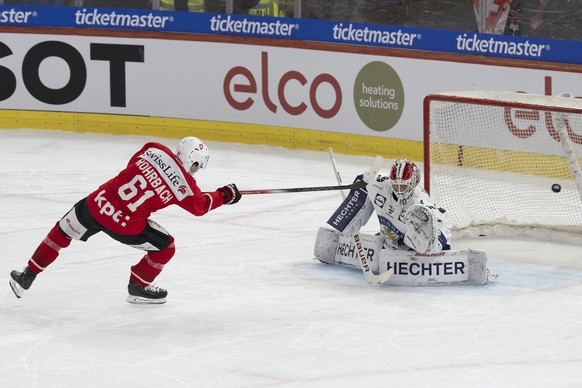 Switzerland&#039;s Dario Rohrbach, left, scores with a penalty against Finland&#039;s goalkeeper Lassi Lehtinen during the Beijer Hockey Games match between Switzerland and Finland, in Langnau at the  ...