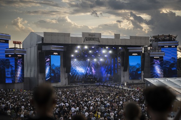 Uebersicht der Hauptbuehne bei der Performance von Luciano alias Patrick Gro�mann, am Openair Frauenfeld, am Freitag, 11. Juli 2025, in Frauenfeld. (KEYSTONE/Gian Ehrenzeller)