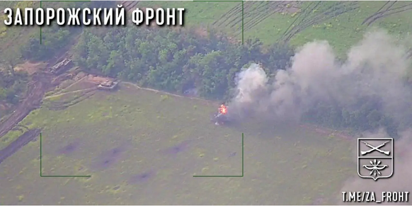 Eine Panzerkolonne der ukrainischen Armee bei Orichiv im Visier einer russischen Drohne, ein Panzer wurde getroffen.