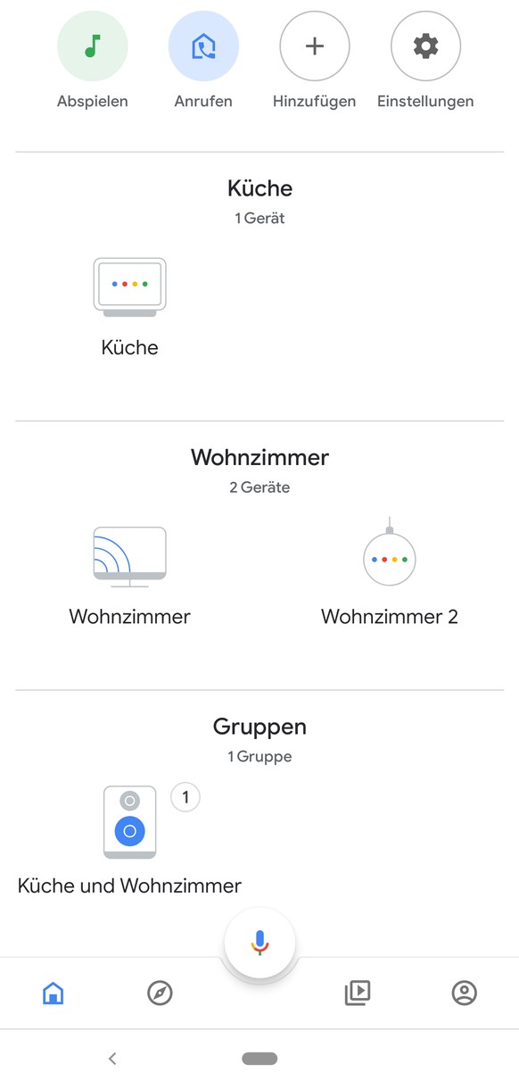 Der Display-Lautsprecher steht bei mir in der Küche, der Nest Mini (sowie ein TV mit Chromecast) im Wohnzimmer. Werden sie in der Home-App zu einer Gruppe zusammengefasst, kann man Musik gleichzeitig  ...