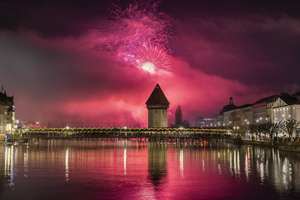 The New year fireworks explode over the famous Chapel Bridge and Old Town in Lucerne, Switzerland, on Wednesday, January 1, 2025. (KEYSTONE/Urs Flueeler)..Mit einem Feuerwerk ueber dem Luzerner Seebec ...