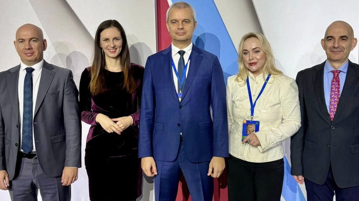 Sotschi-Konferenz 2025: Nadia Sass (2.v.r.) auf einem Gruppenbild mit bulgarischen Abgeordneten aus der ESN-Fraktion der AfD.