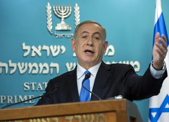 epa05690347 Israeli Prime Minister Benjamin Netanyahu gestures as he speaks in his Jerusalem office, 28 December 2016 following the speech of US Secretary of State John Kerry. Netanyahu spoke at lengt ...