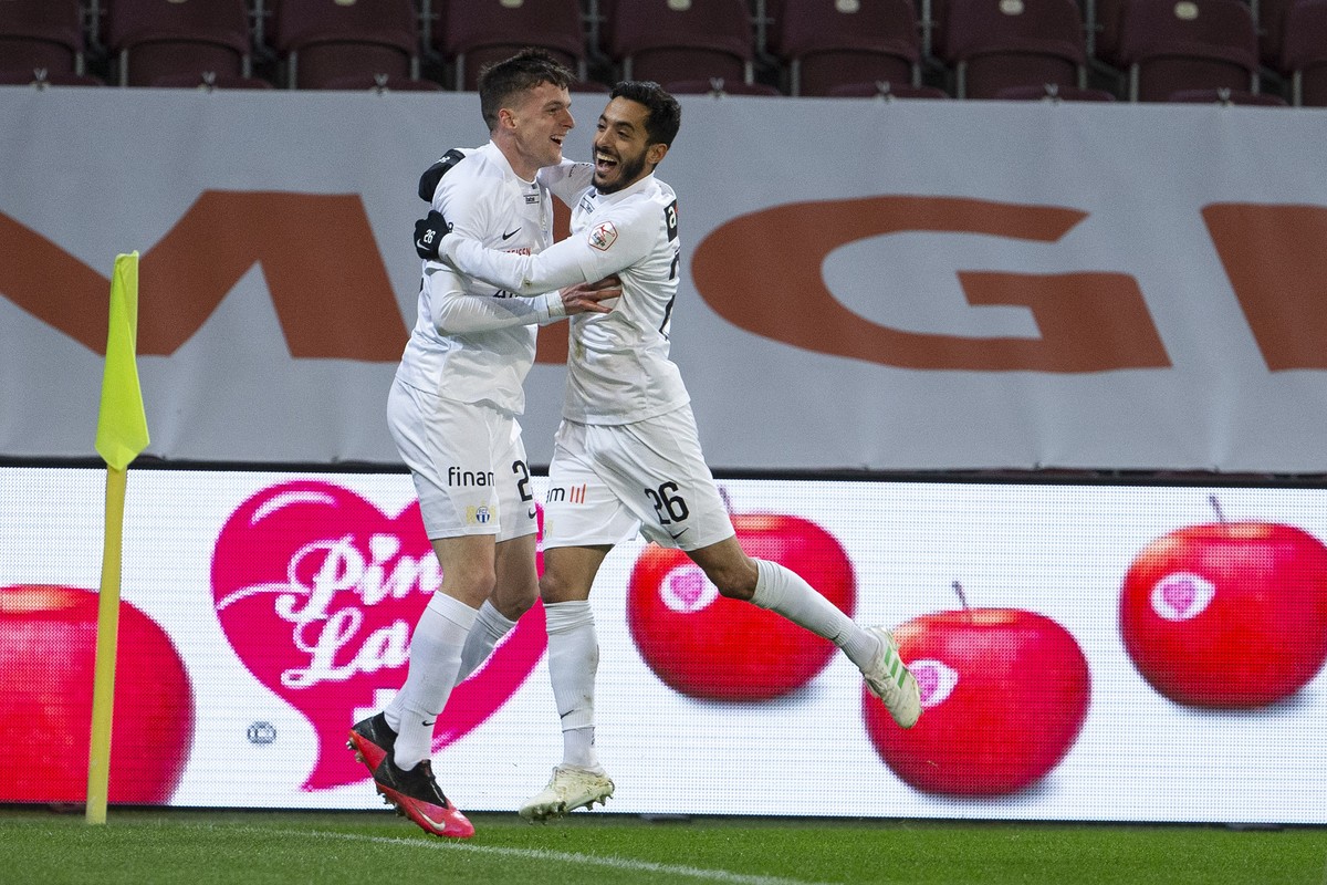 Zurich's defender Fabian Rohner, left, celebrates his goal with teammate midfielder Salim Khelifi, right, after scoring the 0:1, during the Super League soccer match of Swiss Championship between ...