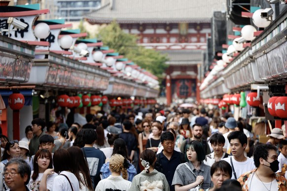 epa11557786 People visit Nakamise shopping street at Asakusa district in Tokyo, Japan, 21 August 2024. According to data released by the JNTO (Japan National Tourism Organization) on 21 August 2024, t ...