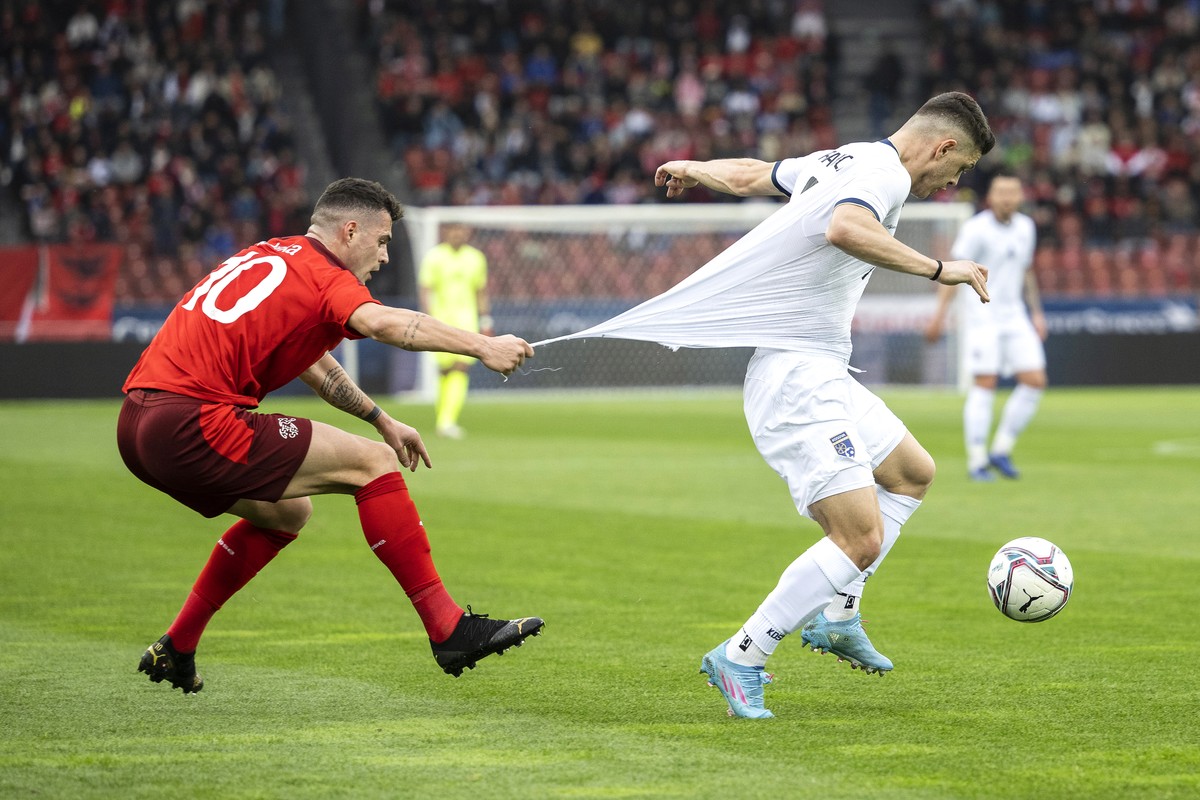 epa09858253 Switzerland's Granit Xhaka (L) in action against Kosovo's Milot Rashica (R) during the International Friendly soccer match between Switzerland and Kosovo in Zurich, Switzerland,  ...