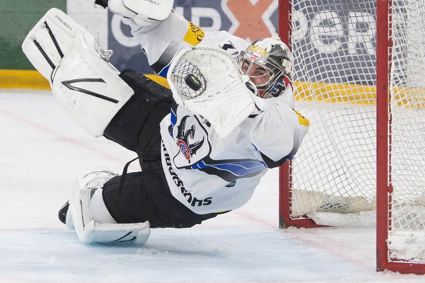 Fribourgs Goalie Reto Berra klaert spektakulaer im Eishockey Meisterschaftsspiel der National League zwischen dem EHC Biel und dem HC Fribourg-Gotteron, am Freitag, 28. September 2018, in der Tissot A ...