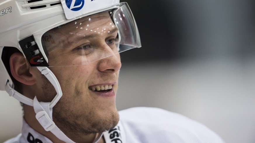 Nati-Spieler Enzo Corvi, im Training der Schweizer Eishockey Nationalmannschaft am Dienstag, 9. Februar 2016, in der Swiss Arena in Kloten Zuerich. Die Schweiz trainiert in den naechsten Tagen fuer da ...