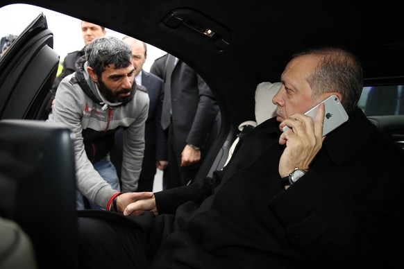 Hand schütteln ja, Finger zeigen nein: Tayyip Erdogan.<br data-editable="remove">