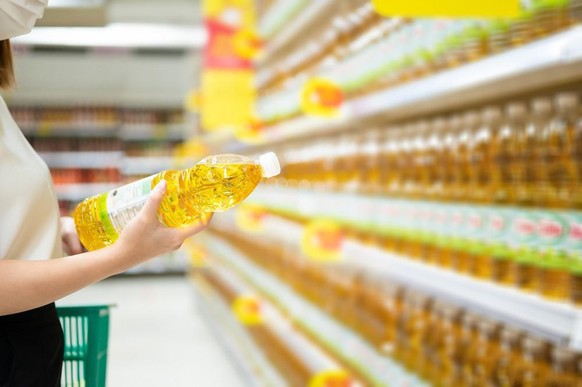 Speiseöl ist in Deutschland knapp, deshalb wird in Supermärkten wieder gehamstert.