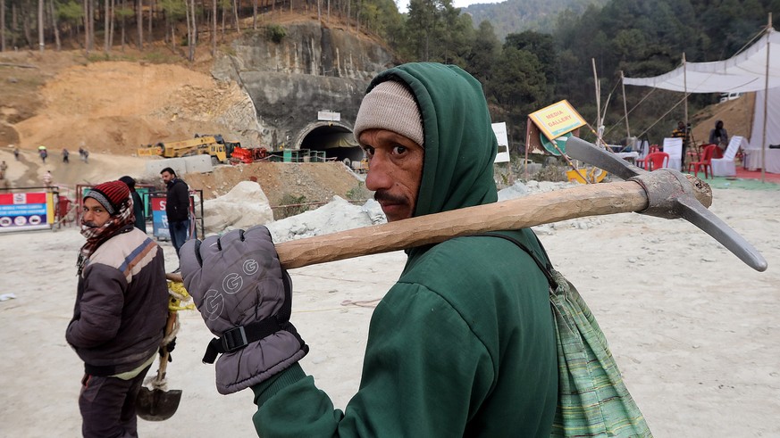 epaselect epa10997161 A worker arrives at the site of the Silkyara tunnel that collapsed while being under construction, to join in rescue operations, in Uttarkashi, India, 27 November 2023. Rescue an ...