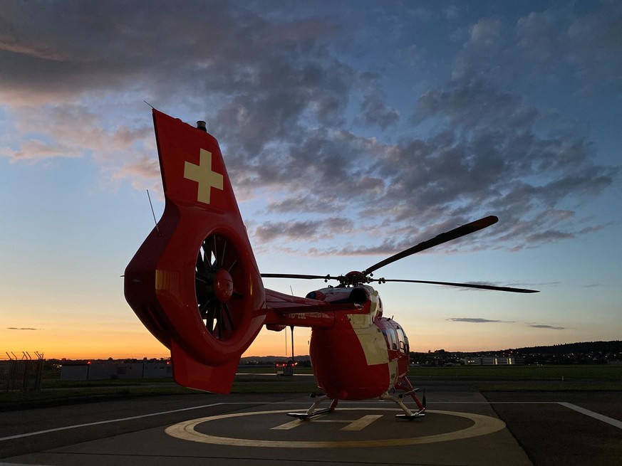 Einsätze mit der Rettungswinde in der Nacht sind besonders anspruchsvoll und komplex, weil es für die Rega-Crews schwieriger ist, in der Dunkelheit die Distanzen einzuschätzen und das Gelände zu lesen ...