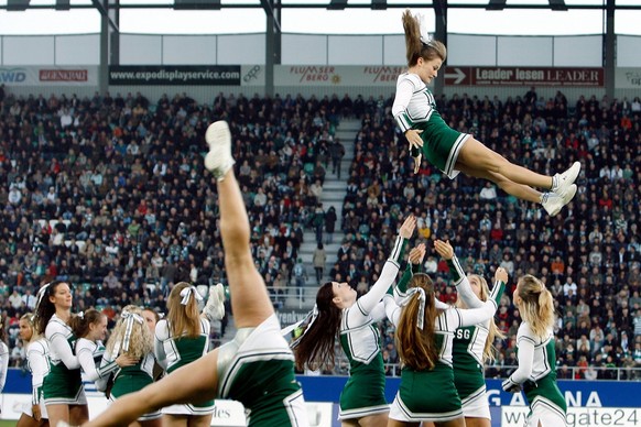 Cheerleader aus St. Gallen heizen den Fans ein vor dem Fussball Schweizer Cup Spiel, 2.Hauptrunde, zwischen dem FC St. Gallen und dem FC Aarau, am Samstag, 18. Oktober 2008, in der MfG Arena in St.Gal ...