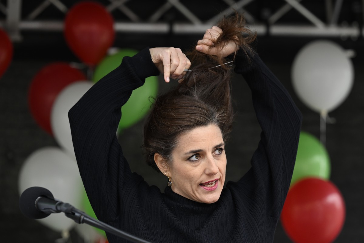 National Councillor Flavia Wasserfallen, SP-BE, cuts her hair in solidarity with the Iranian women at a freedom rally on the Federal Square (Bundesplatz) in Bern, Switzerland, on Saturday, November 5, ...
