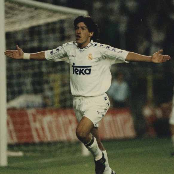 Madrid, 01/07/1995. Santiago Bernabeu Stadium. League match of the 1994 - 1995 season between Real Madrid and FC Barcelona with a final score of 5 to 0. In the image: Iván Zamorano celebrates the firs ...