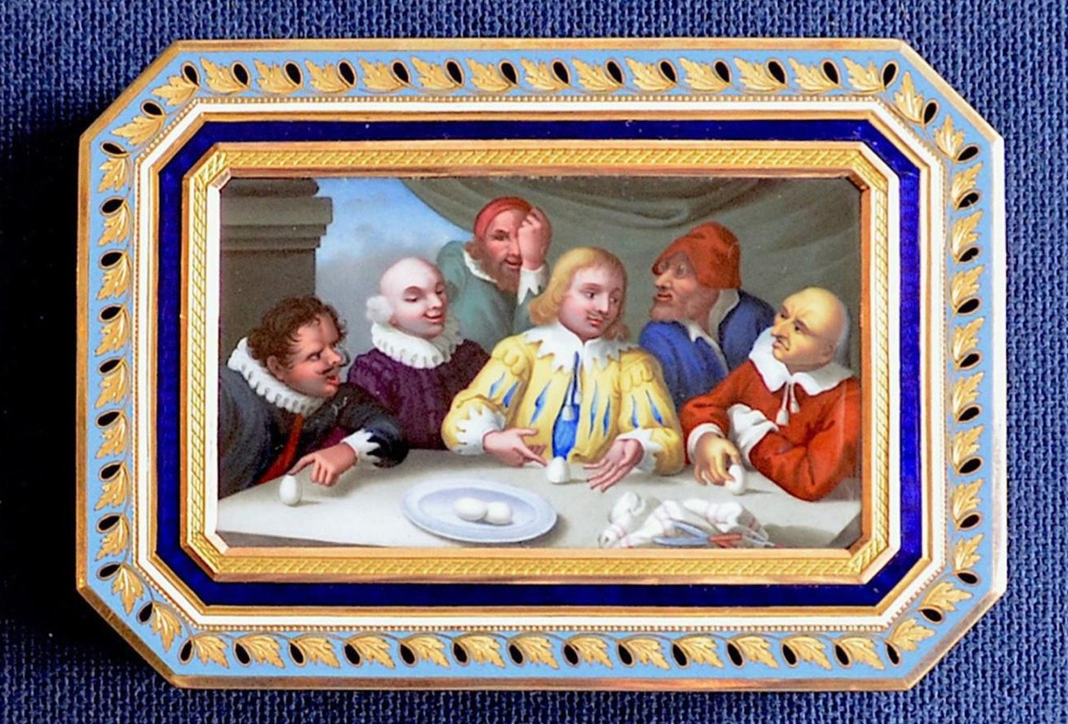 Goldene Tabakdose «Das Ei des Kolumbus» mit Emailmalerei auf dem Deckel.