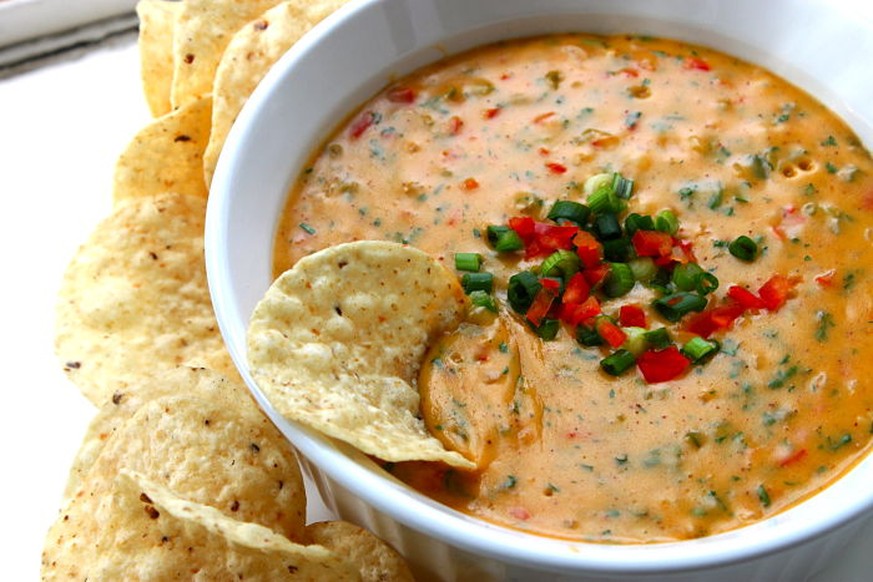 chile con queso käse chili dip tex mex mexiko essen food tortilla chips snack https://feastonthecheap.net/chile-con-queso-aka-tex-mex-style-nacho-cheese-dip/