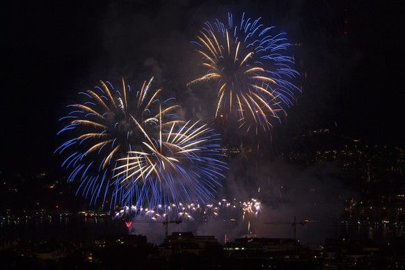 Lichterzauber ueber der Stadt Zuerich beim Feuerwerk anlaesslich des Zueri Faescht am Samstag, 2. Juli 2016. (KEYSTONE/Walter Bieri )