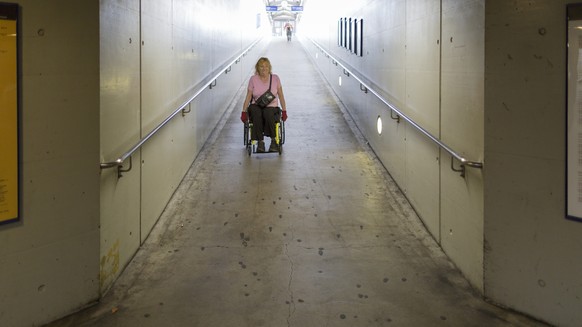 ZUM THEMA MENSCHEN MIT BEHINDERUNG IM OEFFENTLICHEN VERKEHR STELLEN WIR IHNEN HEUTE DIESES NEUE BILDMATERIAL ZUR VERFUEGUNG --- The wheelchair user Ms. Koerner uses a pedestrian underpass at the train ...