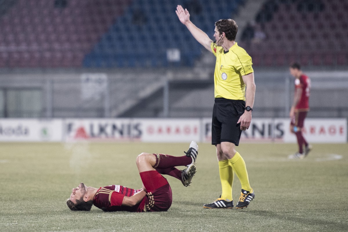 Vaduz' Philipp Muntwiler liegt auf dem Rasen im Fussball Super League Spiel zwischen dem FC Vaduz und dem FC Lausanne-Sport, am Samstag, 10. Dezember 2016, im Rheinpark Stadion in Vaduz. (KEYSTON ...