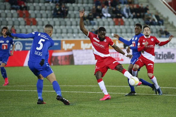 Thuns Ridge Munsy, rechts, und Luzerns Lucas Alves in Aktion, im Super League Spiel zwischen dem FC Thun und dem FC Luzern am Samstag, 22. Ferbruar 2020 in der Stockhorn Arena in Thun. (KEYSTONE/Peter ...