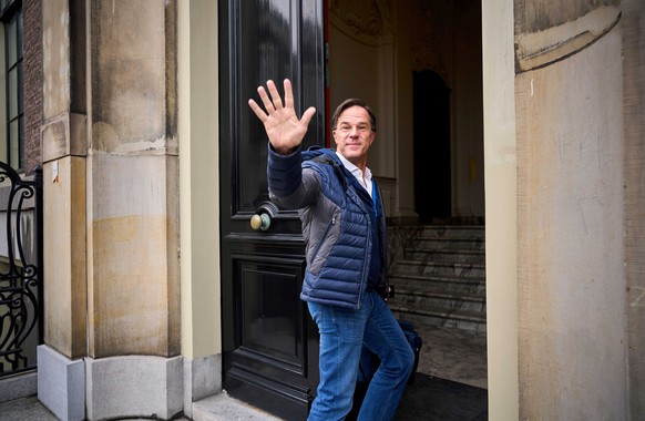epa09640042 Dutch Prime Minister and leader of the People&#039;s Party for Freedom and Democracy (VVD), Mark Rutte waves as he arrives for a meeting with informateur Wouter Koolmees and representative ...