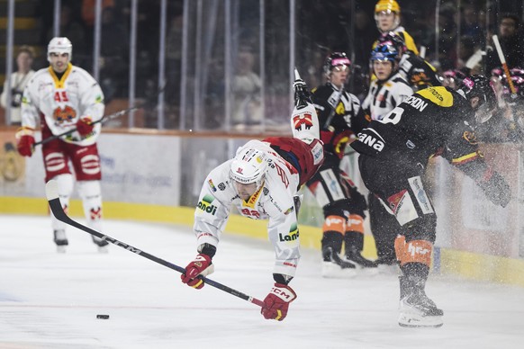 Gaetan Haas (EHCB) (links) kaempft um den Puck mit Marc Marchon (SCB) (rechts) im Eishockey Spiel der National League zwischen dem SC Bern und EHC Biel, am Samstag 28. Februar 2026 in der PostFinance  ...