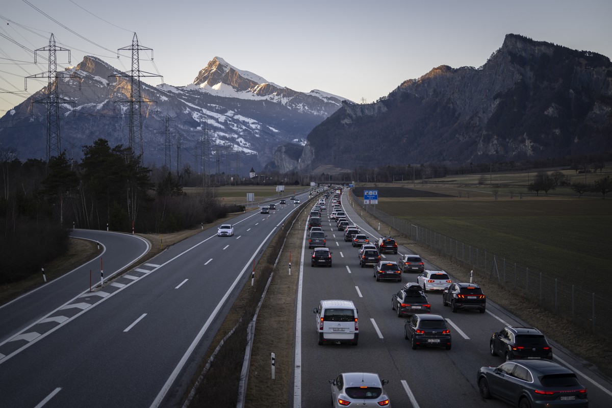 Der Rueckreiseverkehr von Wintersportlern staut sich auf der Autobahn A13 nach einem schoenen Wochenende, aufgenommen am Sonntag, 13. Februar 2022, in Maienfeld. (KEYSTONE/Gian Ehrenzeller)