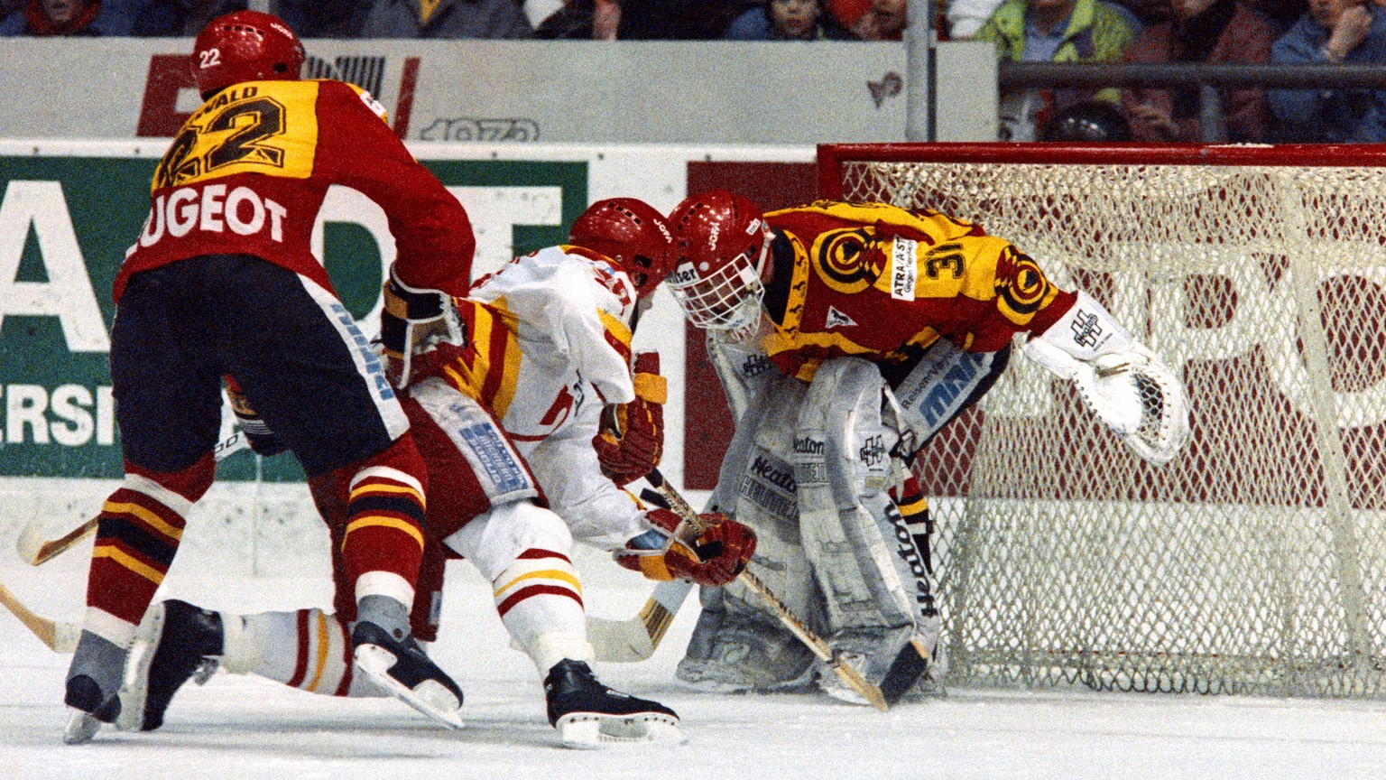 Der EHC Biel, helles Dress, gewinnt das erste Playoff-Halbfinalspiel auswaerts in Bern gegen den SCB mit 3:4 Toren, aufgenommen am 17. Februar 1990. (KEYSTONE/Str)