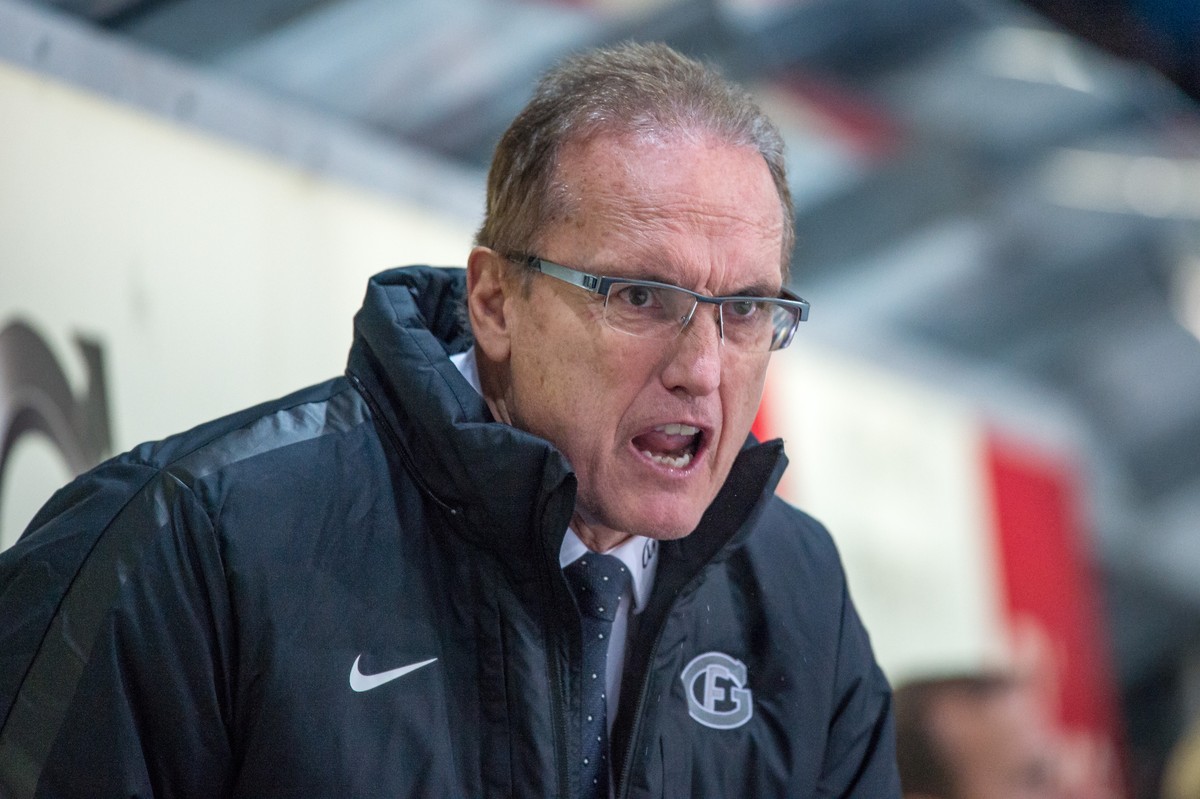 L'entraineur fribourgeois Larry Huras lors de la rencontre du championnat suisse de hockey sur glace de National League, LNA, entre le HC Fribourg-Gotteron et le EHC Biel Bienne vendredi 2 decemb ...