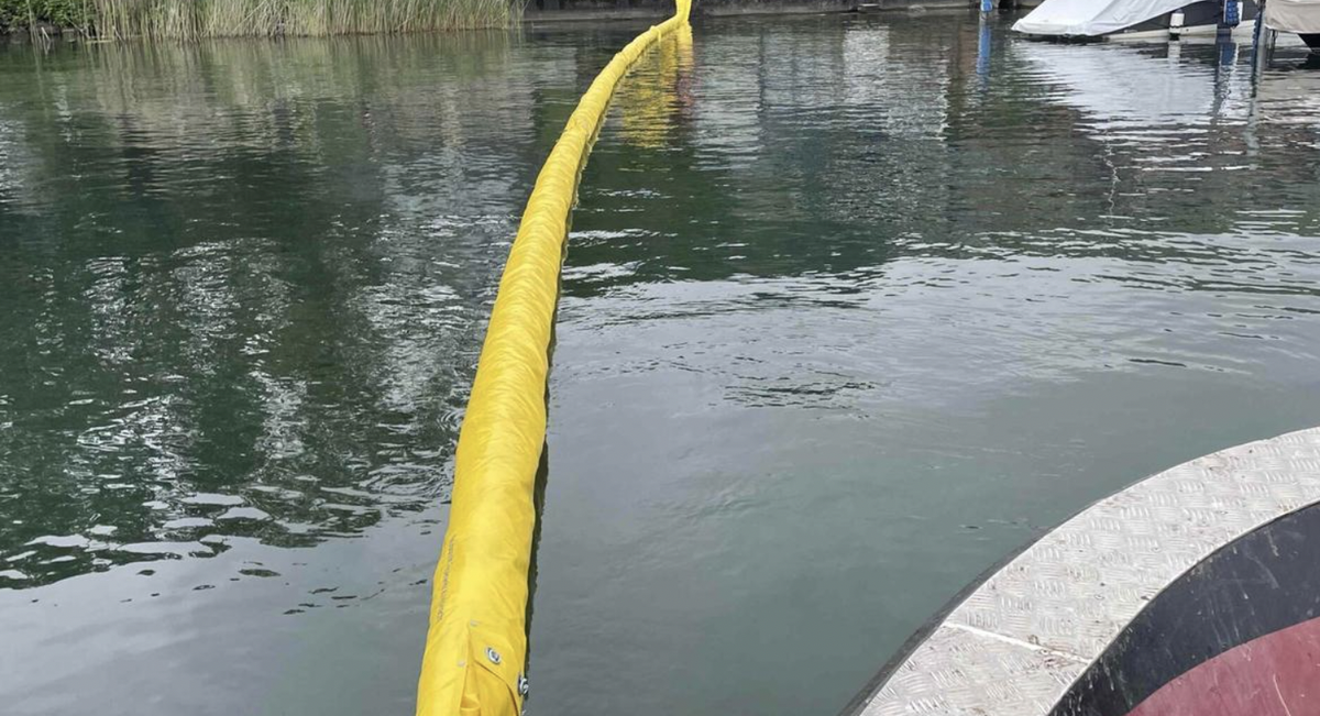 Ölsperre der Feuerwehr in Merlischachen auf dem Vierwaldstättersee.