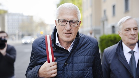 Der ehemalige Raiffeisenchef Pierin Vincenz, Mitte, verlaesst mit Anwalt Lorenz Erni die Urteilseroeffnung des Raiffeisen-Prozesses des Zuercher Bezirksgerichts, am Mittwoch, 13. April 2022 vor dem Vo ...