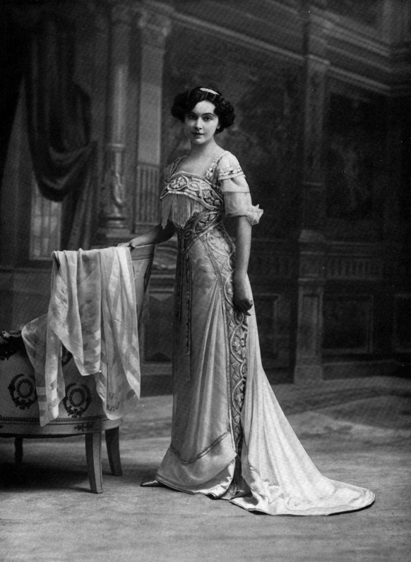 UNSPECIFIED - OCTOBER 18: French comedian Helene Dutrieu as Jacqueline Ferin in play "Effets d'optique", photo Bert from french paper "Le Theatre" july 1909 (Photo by Apic/Get ...